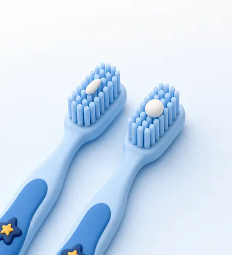 Illustration of a rice-grain smear and a pea-sized amount of toothpaste on two small toothbrushes